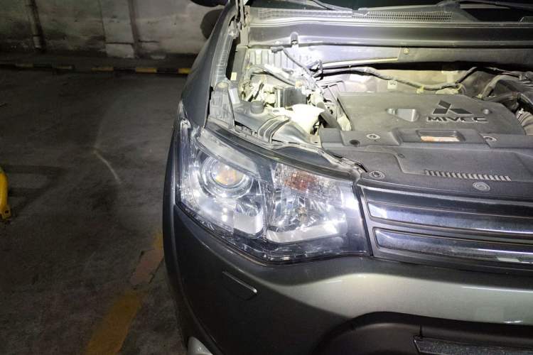 Used Mitsubishi Outlander 2013 2.4L Four-Wheel Drive Luxury Navigation Version 7 Seats Right Front Headlight
