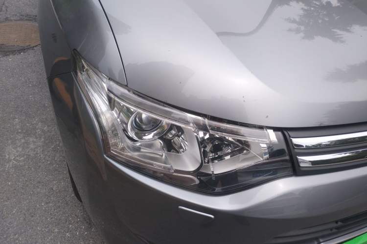 Used Mitsubishi Outlander 2013 2.4L 4x4 Luxury Navigation Edition 5 Seats Right Front Headlight