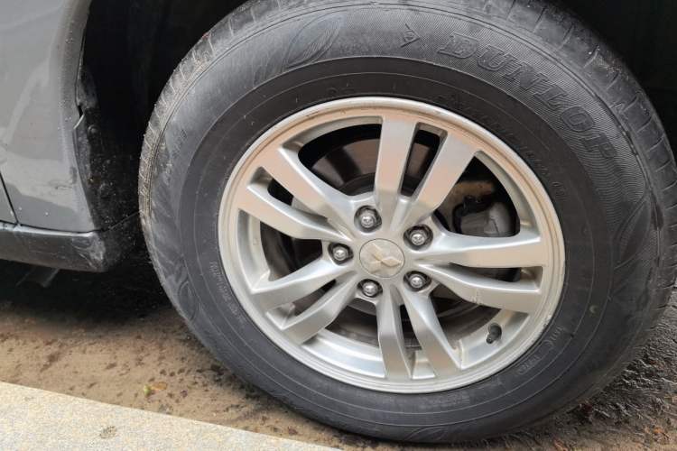 Used Mitsubishi Outlander 2013 2.0L Two-Wheel Drive Sport Navigation Version 5 Seats Right Front Wheel Hub