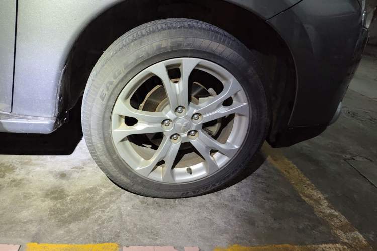 Used Mitsubishi Outlander 2013 2.4L Four-Wheel Drive Luxury Navigation Version 7 Seats Right Front Wheel Hub