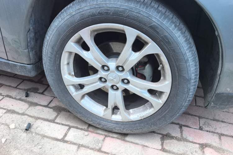 Used Mitsubishi Outlander 2013 2.4L 4x4 Luxury Navigation Edition 5 Seats Right Front Wheel Hub