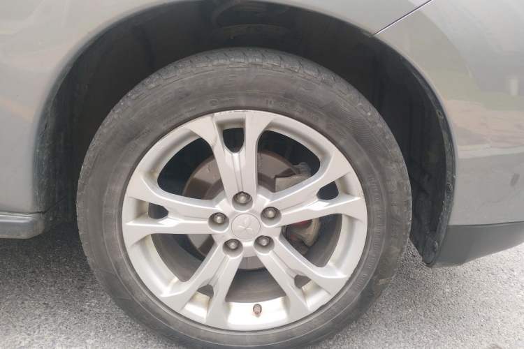 Used Mitsubishi Outlander 2013 2.4L 4x4 Luxury Navigation Edition 5 Seats Right Front Wheel Hub