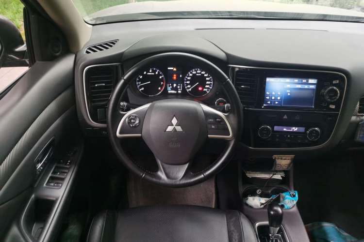 Used Mitsubishi Outlander 2013 2.4L 4x4 Luxury Navigation Edition 5 Seats Steering Wheel