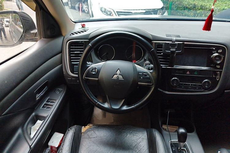 Used Mitsubishi Outlander 2013 2.4L 4x4 Luxury Navigation Edition 5 Seats Steering Wheel