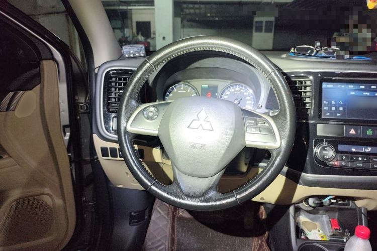 Used Mitsubishi Outlander 2013 2.4L Four-Wheel Drive Luxury Navigation Version 7 Seats Steering Wheel
