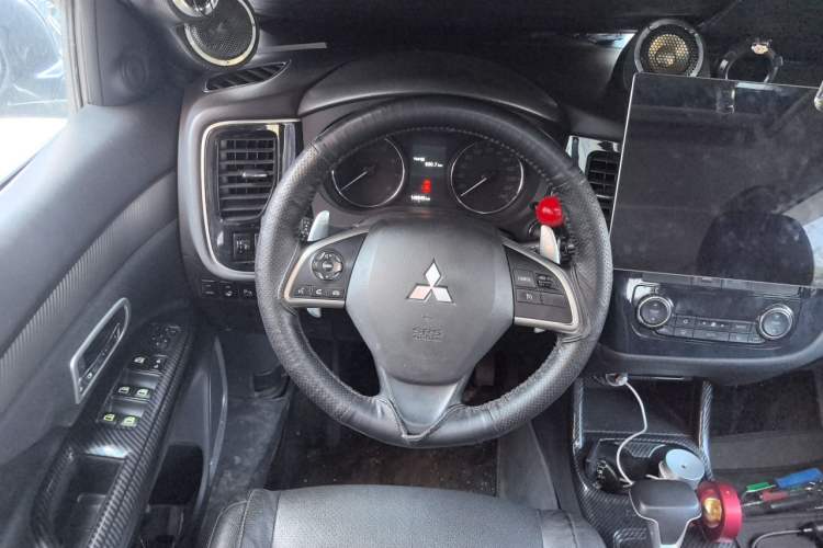 Used Mitsubishi Outlander 2013 2.4L 4x4 Luxury Navigation Edition 5 Seats Steering Wheel