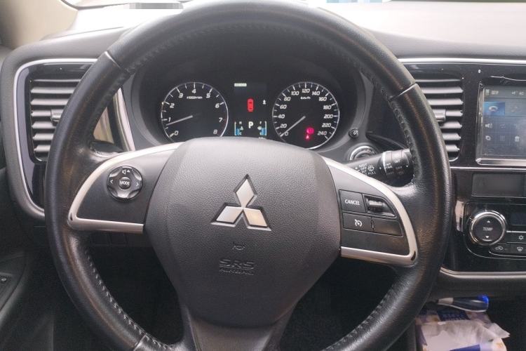 Used Mitsubishi Outlander 2013 2.4L 4x4 Luxury Navigation Edition 5 Seats Steering Wheel