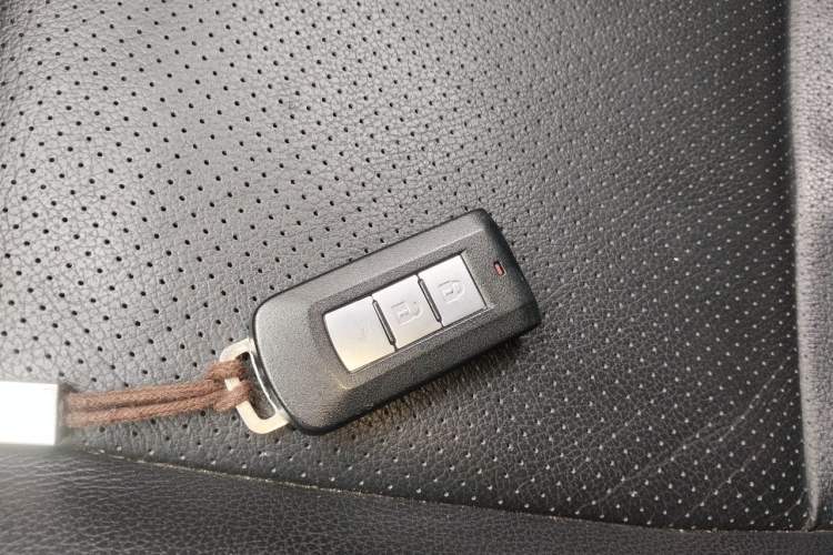 Used Mitsubishi Outlander 2013 2.4L 4x4 Luxury Navigation Edition 5 Seats Vehicle Key