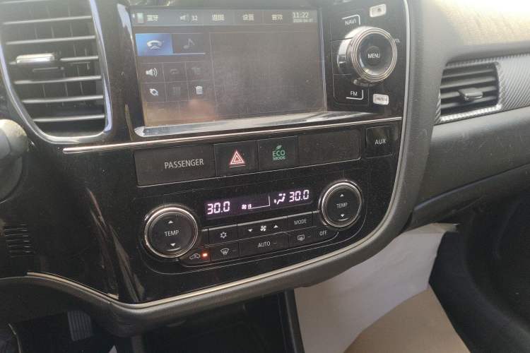 Used Mitsubishi Outlander 2013 2.4L 4x4 Luxury Navigation Edition 5 Seats Audio And AC Panel