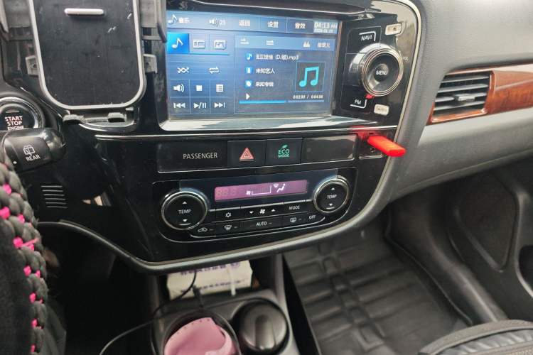 Used Mitsubishi Outlander 2013 2.4L Four-Wheel Drive Elite GT Version 7 Seats Audio And AC Panel