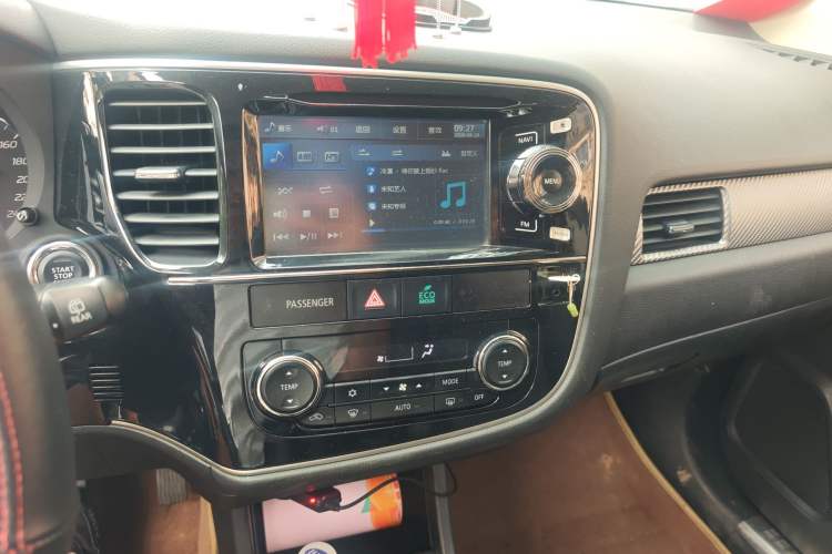 Used Mitsubishi Outlander 2013 2.4L Four-Wheel Drive Luxury Navigation Version 7 Seats Audio And AC Panel
