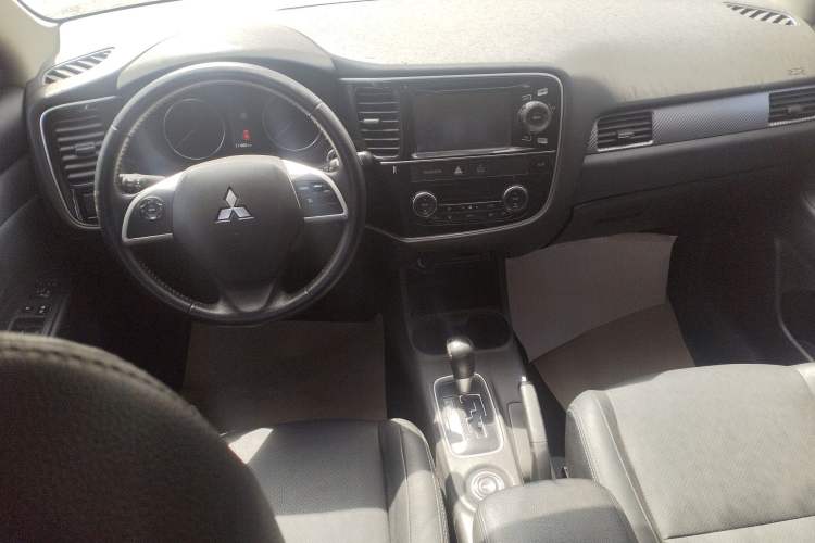 Used Mitsubishi Outlander 2013 2.4L 4x4 Luxury Navigation Edition 5 Seats Center Console