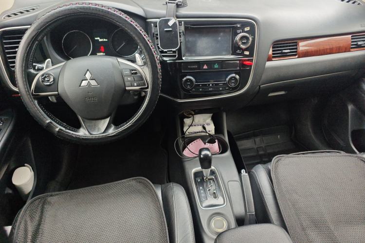 Used Mitsubishi Outlander 2013 2.4L Four-Wheel Drive Elite GT Version 7 Seats Center Console