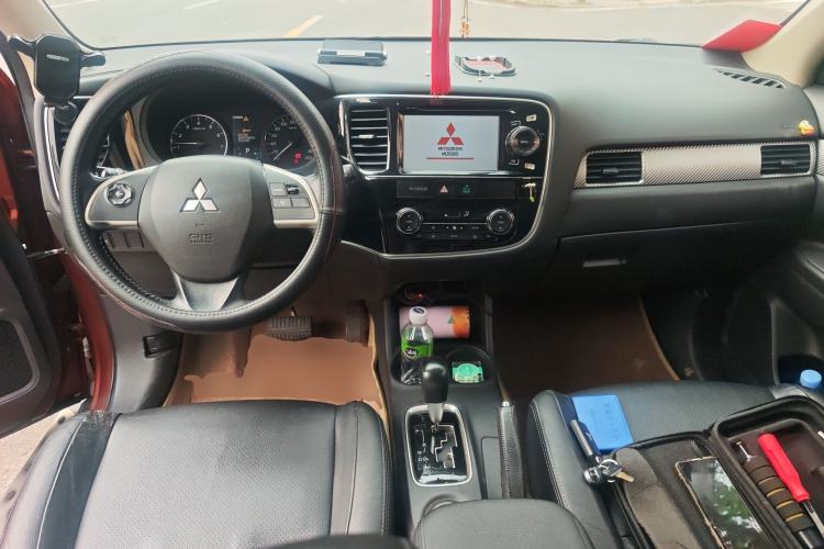 Used Mitsubishi Outlander 2013 2.4L Four-Wheel Drive Luxury Navigation Version 7 Seats Center Console