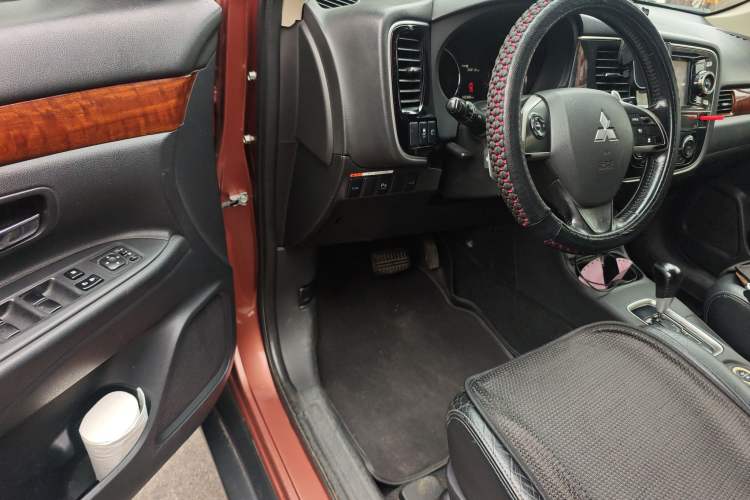 Used Mitsubishi Outlander 2013 2.4L Four-Wheel Drive Elite GT Version 7 Seats Driver Seat