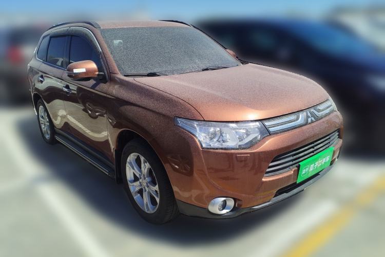 Used Mitsubishi Outlander 2013 2.4L 4x4 Luxury Navigation Edition 5 Seats Front Right 45 Deg
