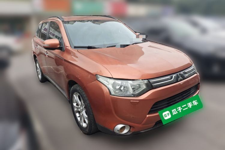 Used Mitsubishi Outlander 2013 2.4L Four-Wheel Drive Elite GT Version 7 Seats Front Right 45 Deg