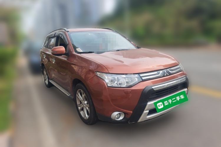 Used Mitsubishi Outlander 2013 2.4L Four-Wheel Drive Luxury Navigation Version 7 Seats Front Right 45 Deg