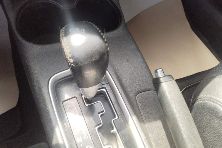 Used Mitsubishi Outlander 2013 2.4L 4x4 Luxury Navigation Edition 5 Seats Gear Lever