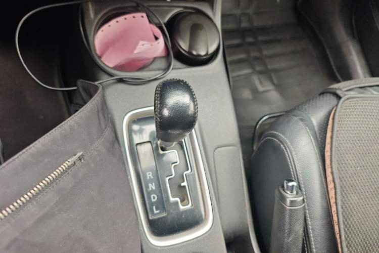 Used Mitsubishi Outlander 2013 2.4L Four-Wheel Drive Elite GT Version 7 Seats Gear Lever