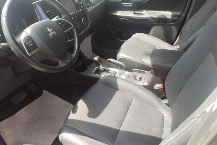 Used Mitsubishi Outlander 2013 2.4L 4x4 Luxury Navigation Edition 5 Seats Left Front Seat