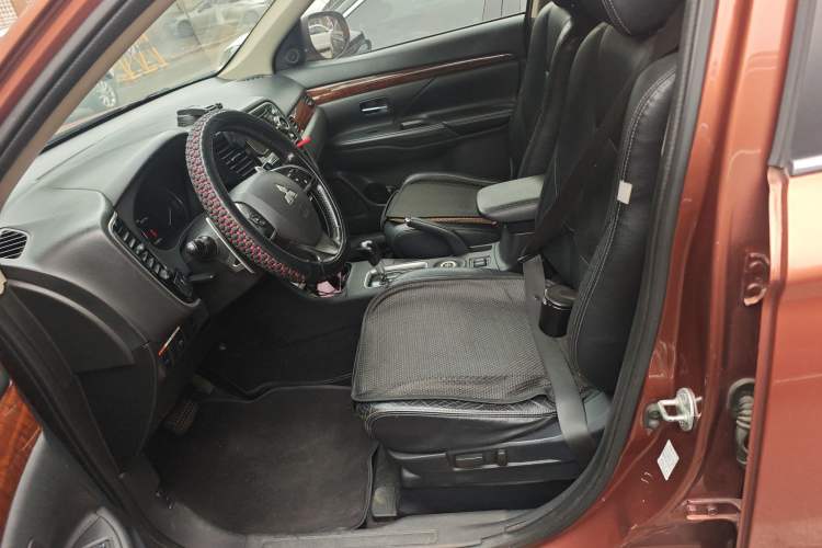 Used Mitsubishi Outlander 2013 2.4L Four-Wheel Drive Elite GT Version 7 Seats Left Front Seat