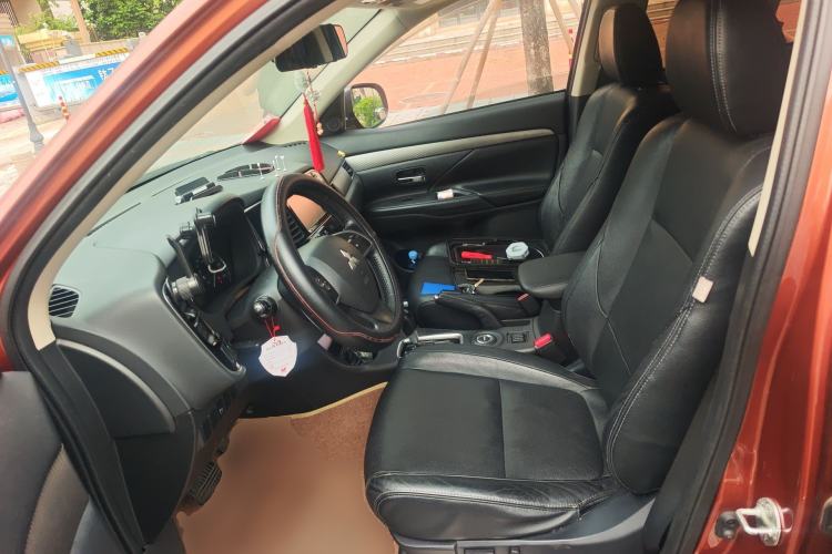 Used Mitsubishi Outlander 2013 2.4L Four-Wheel Drive Luxury Navigation Version 7 Seats Left Front Seat