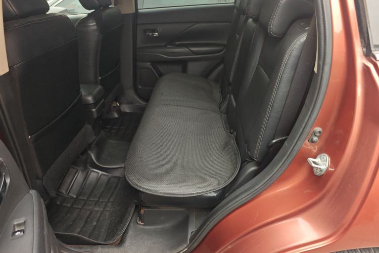 Used Mitsubishi Outlander 2013 2.4L Four-Wheel Drive Elite GT Version 7 Seats Left Rear Seat