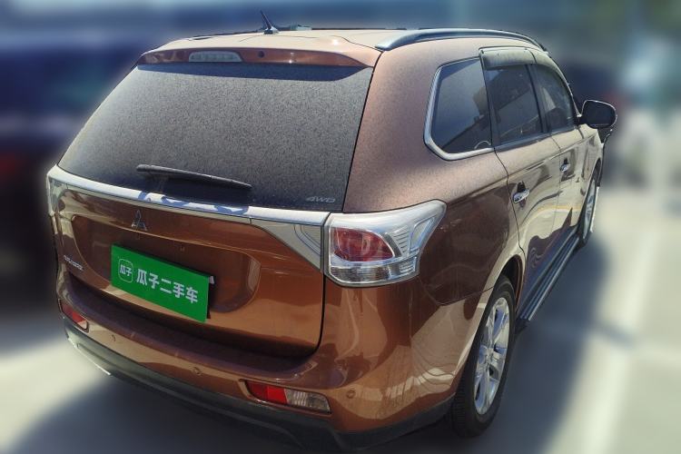 Used Mitsubishi Outlander 2013 2.4L 4x4 Luxury Navigation Edition 5 Seats Rear Right 45 Deg