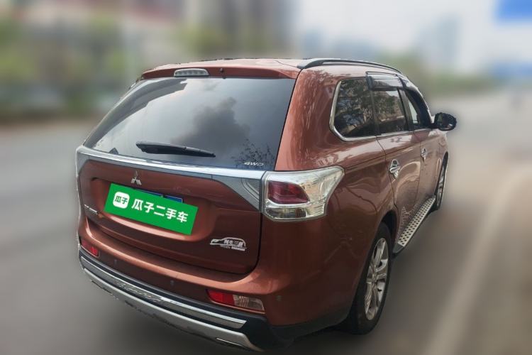 Used Mitsubishi Outlander 2013 2.4L Four-Wheel Drive Luxury Navigation Version 7 Seats Rear Right 45 Deg