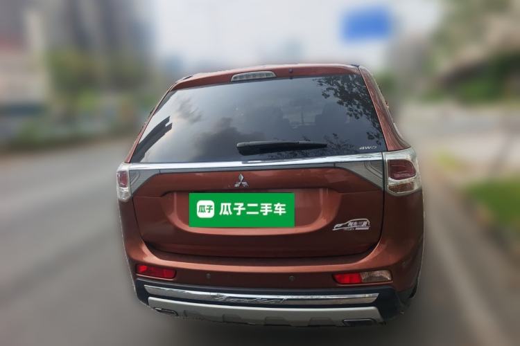 Used Mitsubishi Outlander 2013 2.4L Four-Wheel Drive Luxury Navigation Version 7 Seats Rear