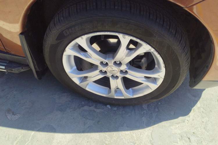 Used Mitsubishi Outlander 2013 2.4L 4x4 Luxury Navigation Edition 5 Seats Right Front Wheel Hub