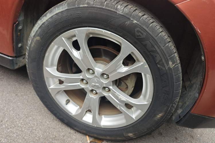 Used Mitsubishi Outlander 2013 2.4L Four-Wheel Drive Elite GT Version 7 Seats Right Front Wheel Hub