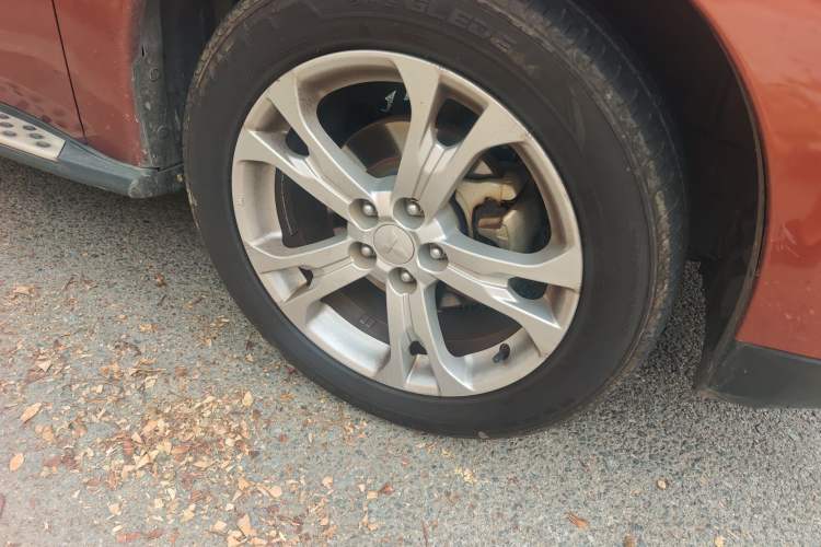 Used Mitsubishi Outlander 2013 2.4L Four-Wheel Drive Luxury Navigation Version 7 Seats Right Front Wheel Hub