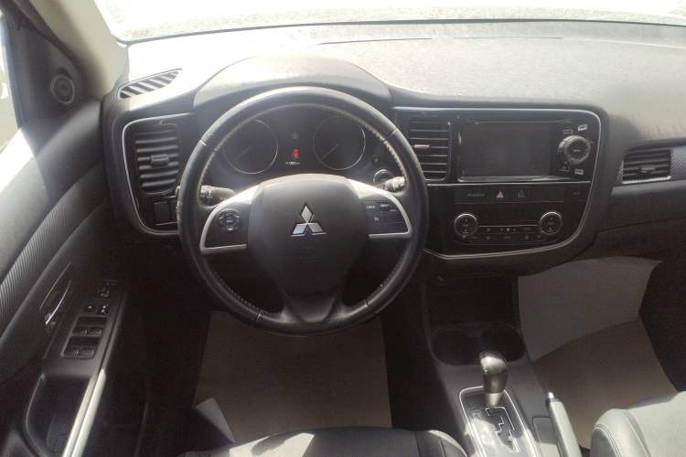 Used Mitsubishi Outlander 2013 2.4L 4x4 Luxury Navigation Edition 5 Seats Steering Wheel
