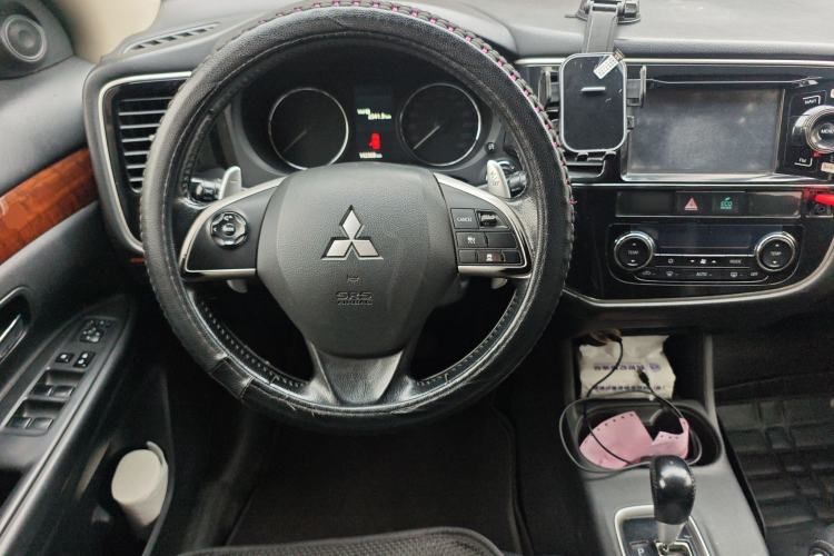 Used Mitsubishi Outlander 2013 2.4L Four-Wheel Drive Elite GT Version 7 Seats Steering Wheel