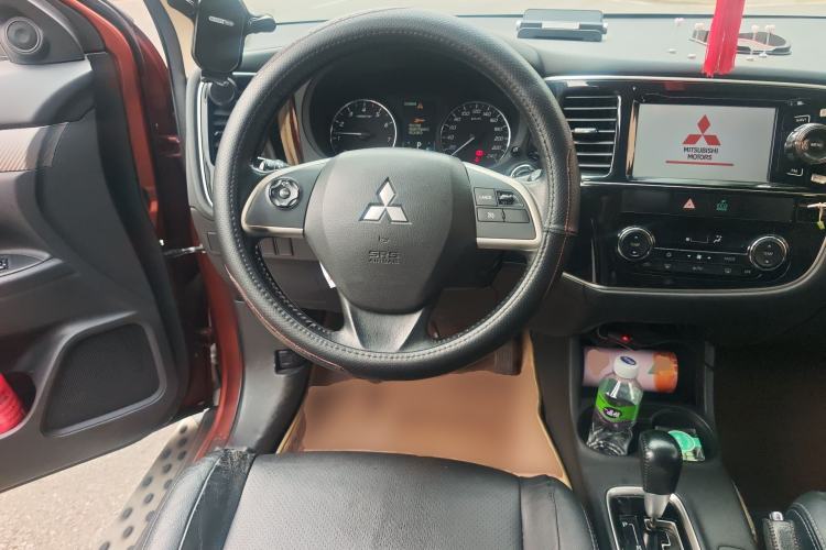 Used Mitsubishi Outlander 2013 2.4L Four-Wheel Drive Luxury Navigation Version 7 Seats Steering Wheel