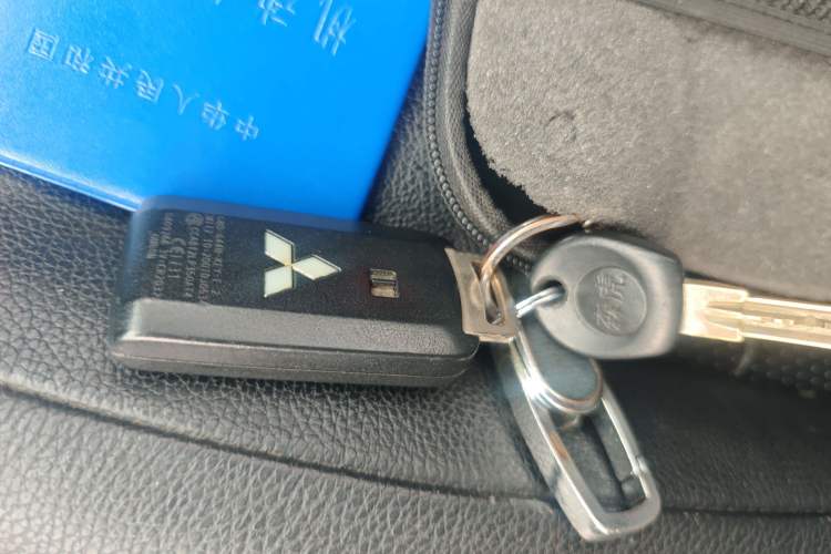 Used Mitsubishi Outlander 2013 2.4L Four-Wheel Drive Luxury Navigation Version 7 Seats Vehicle Key