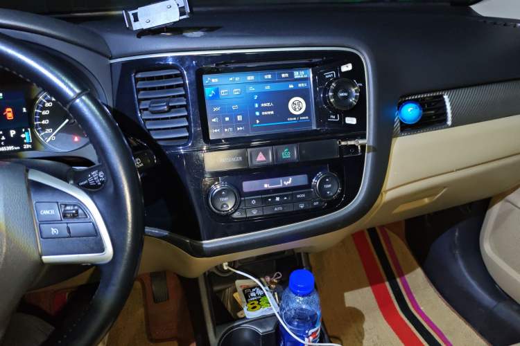 Used Mitsubishi Outlander 2013 2.4L 4x4 Luxury Navigation Edition 5 Seats Audio And AC Panel