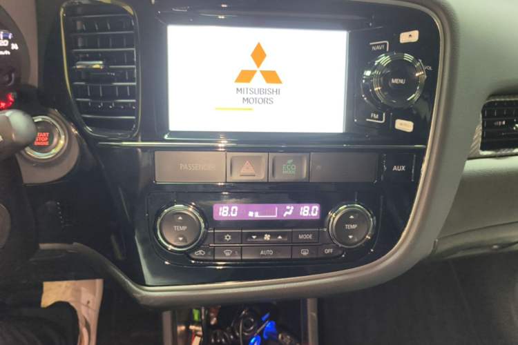Used Mitsubishi Outlander 2013 2.4L 4x4 Luxury Navigation Edition 5 Seats Audio And AC Panel