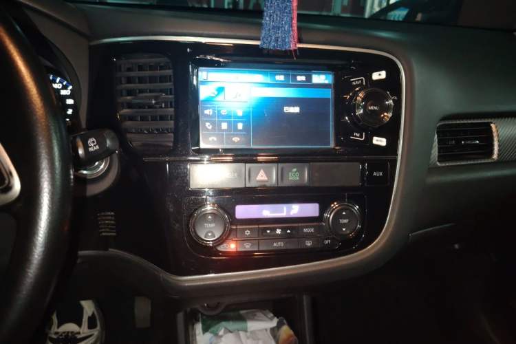 Used Mitsubishi Outlander 2013 2.4L 4x4 Luxury Navigation Edition 5 Seats Audio And AC Panel