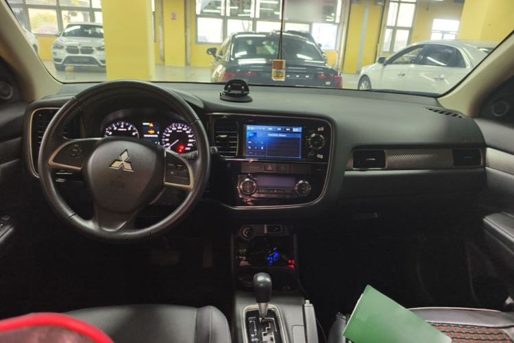 Used Mitsubishi Outlander 2013 2.4L 4x4 Luxury Navigation Edition 5 Seats Center Console