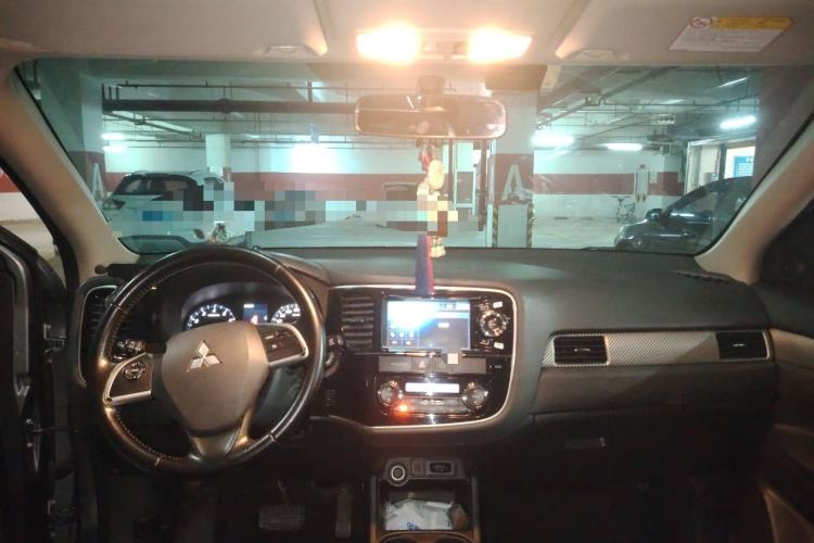 Used Mitsubishi Outlander 2013 2.4L 4x4 Luxury Navigation Edition 5 Seats Center Console