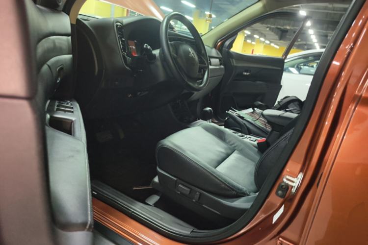 Used Mitsubishi Outlander 2013 2.4L 4x4 Luxury Navigation Edition 5 Seats Driver Seat