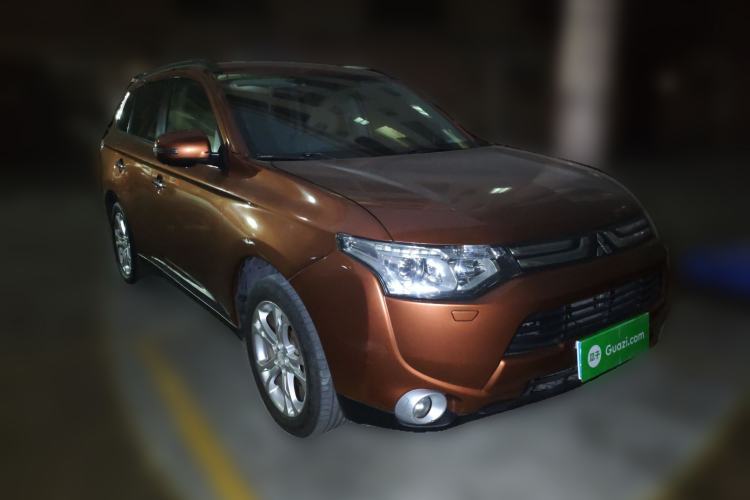 Used Mitsubishi Outlander 2013 2.4L 4x4 Luxury Navigation Edition 5 Seats Front Right 45 Deg