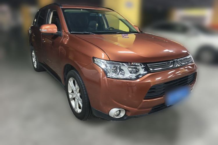 Used Mitsubishi Outlander 2013 2.4L 4x4 Luxury Navigation Edition 5 Seats Front Right 45 Deg