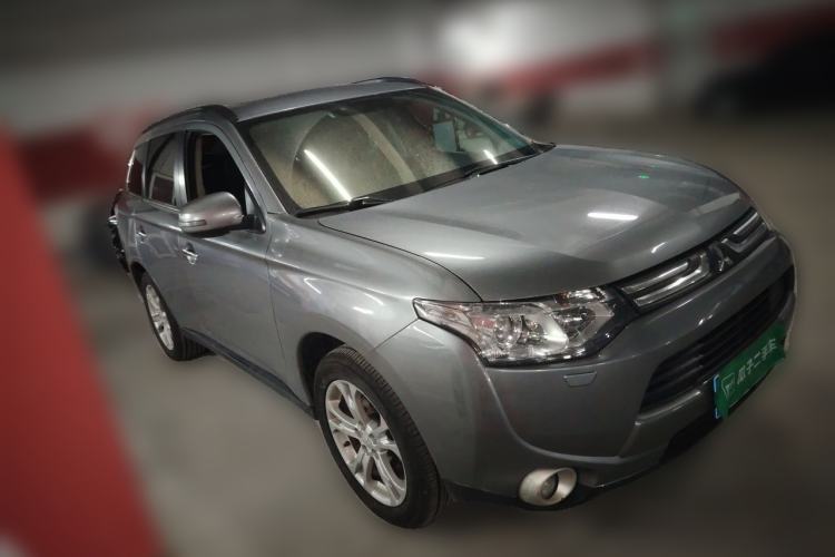 Used Mitsubishi Outlander 2013 2.4L 4x4 Luxury Navigation Edition 5 Seats Front Right 45 Deg