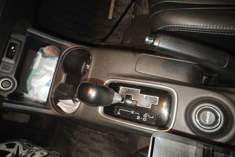 Used Mitsubishi Outlander 2013 2.4L 4x4 Luxury Navigation Edition 5 Seats Gear Lever