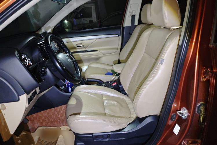 Used Mitsubishi Outlander 2013 2.4L 4x4 Luxury Navigation Edition 5 Seats Left Front Seat