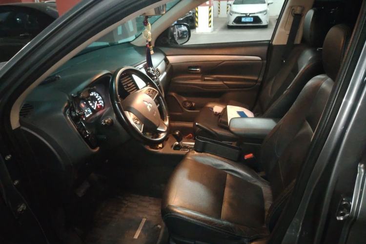 Used Mitsubishi Outlander 2013 2.4L 4x4 Luxury Navigation Edition 5 Seats Left Front Seat